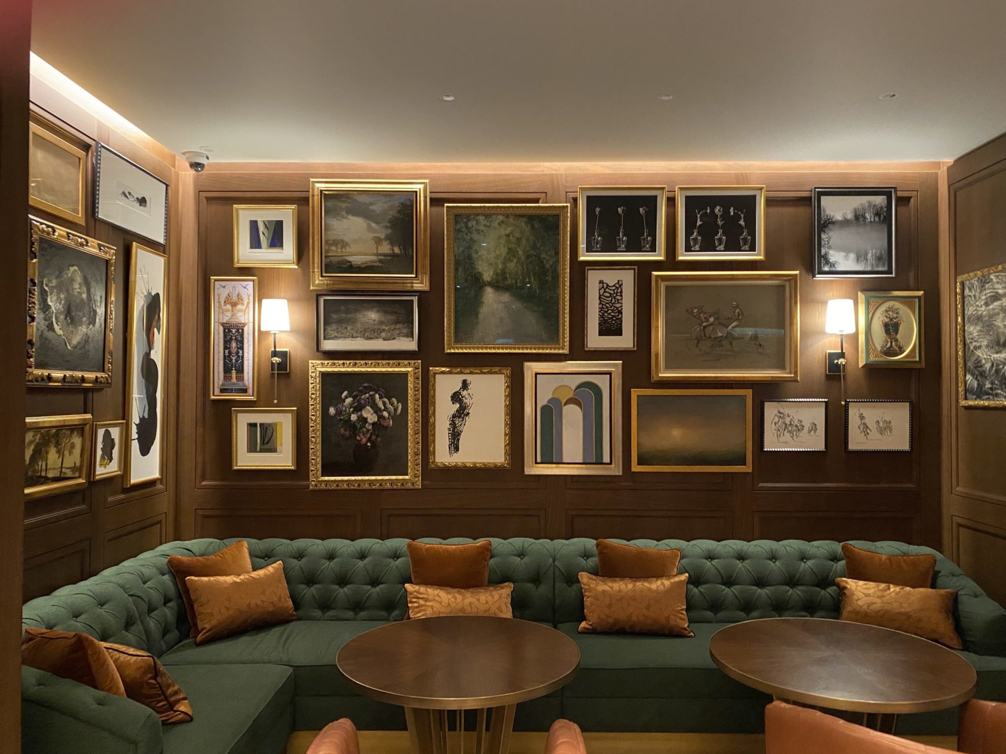 Ensemble d'oeuvres dans le bar du Carlton Tower 