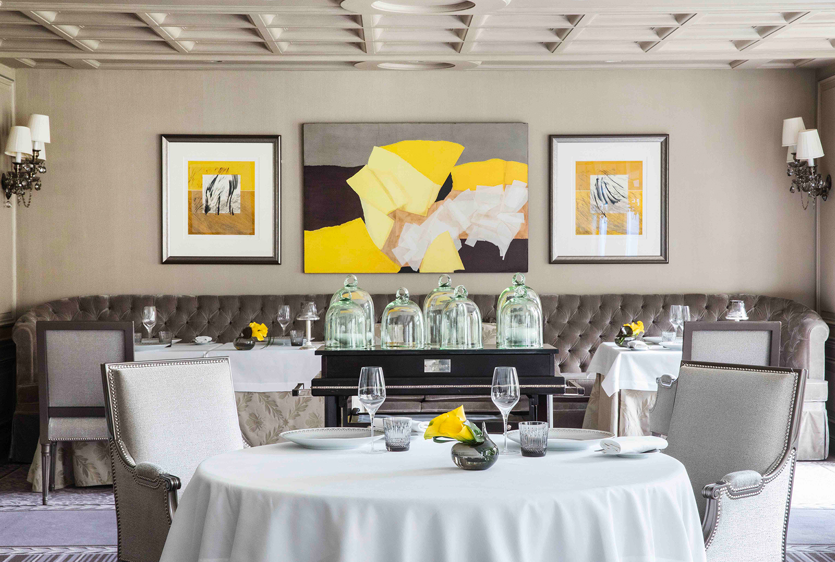 L'abeille - restaurant du Shangri-La - Conseil en art Oeuvres de Christiane Vielle et Fitzia