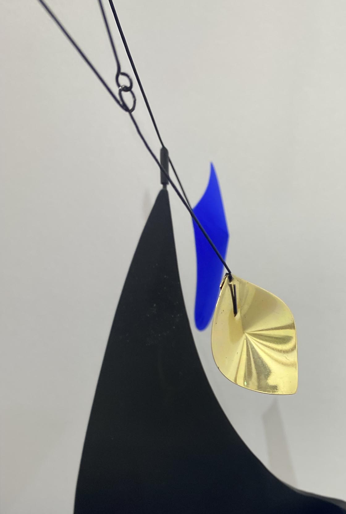 Stabile n°2 bleu et rouge en aluminium et socle en acier - détail d'une pastille bleu et doré