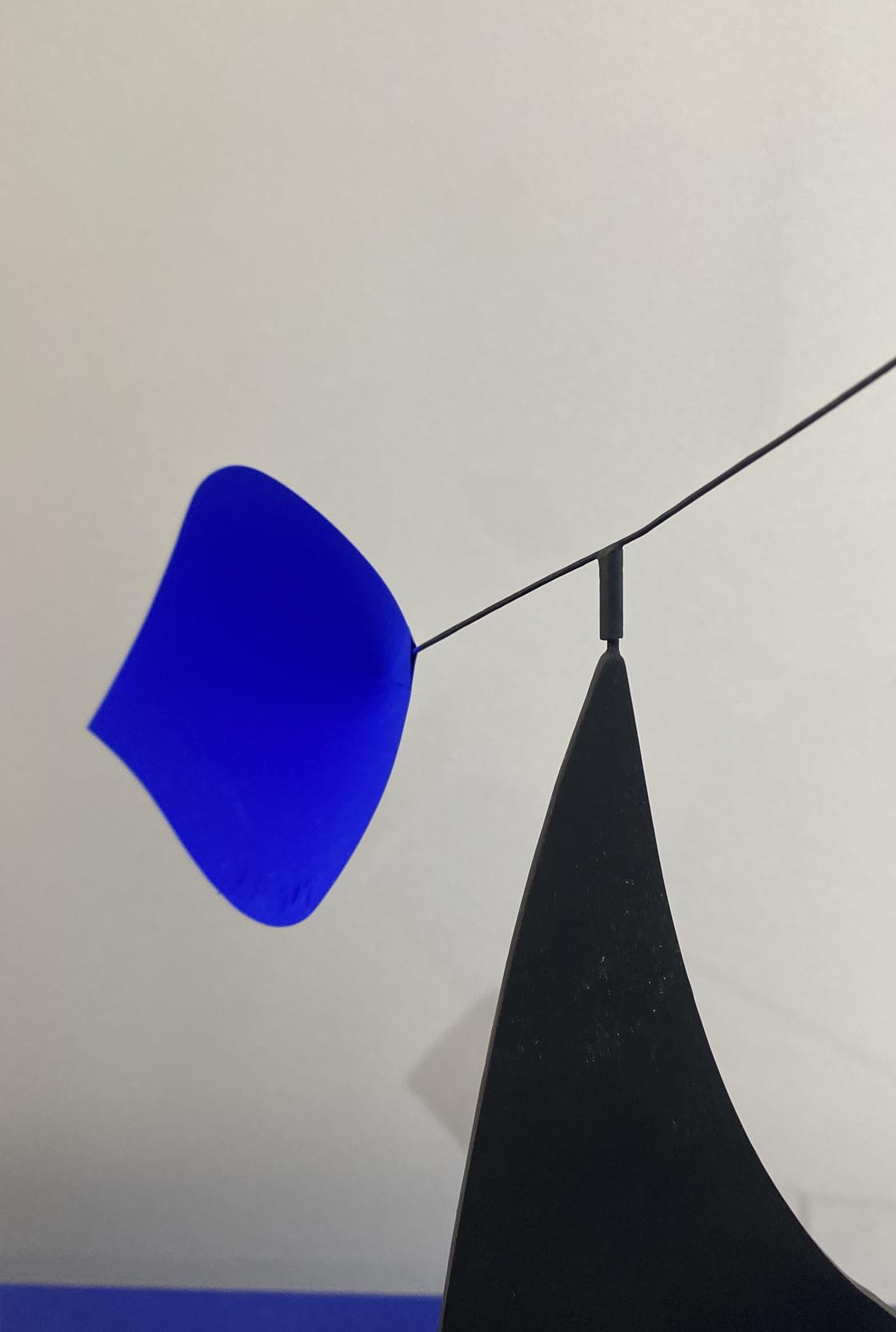 Stabile n°2 bleu et rouge en aluminium et socle en acier - détail d'une pastille bleue