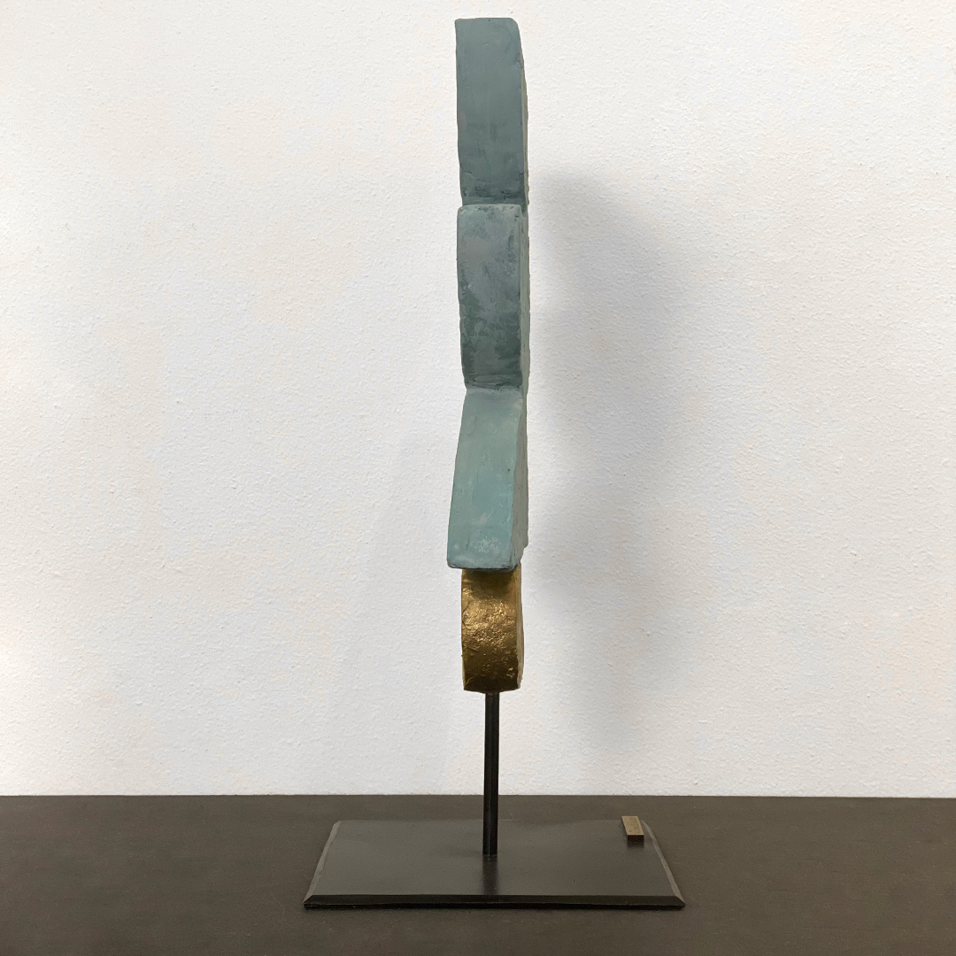 Sculpture de Hiam Demeulenaere - Demi lune bleu vert & or de profil