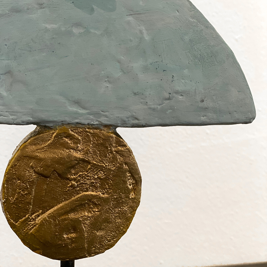 Sculpture de Hiam Demeulenaere - Demi lune bleu vert & or - détail doré