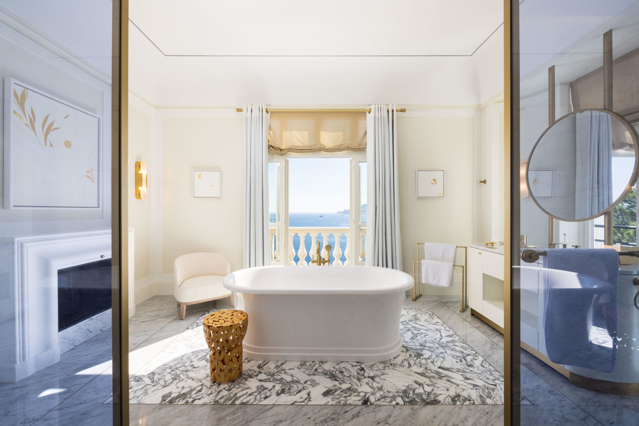 Peinture sur bois d'Anne Lopez dans une des salles de bain de l'Eclaircie 