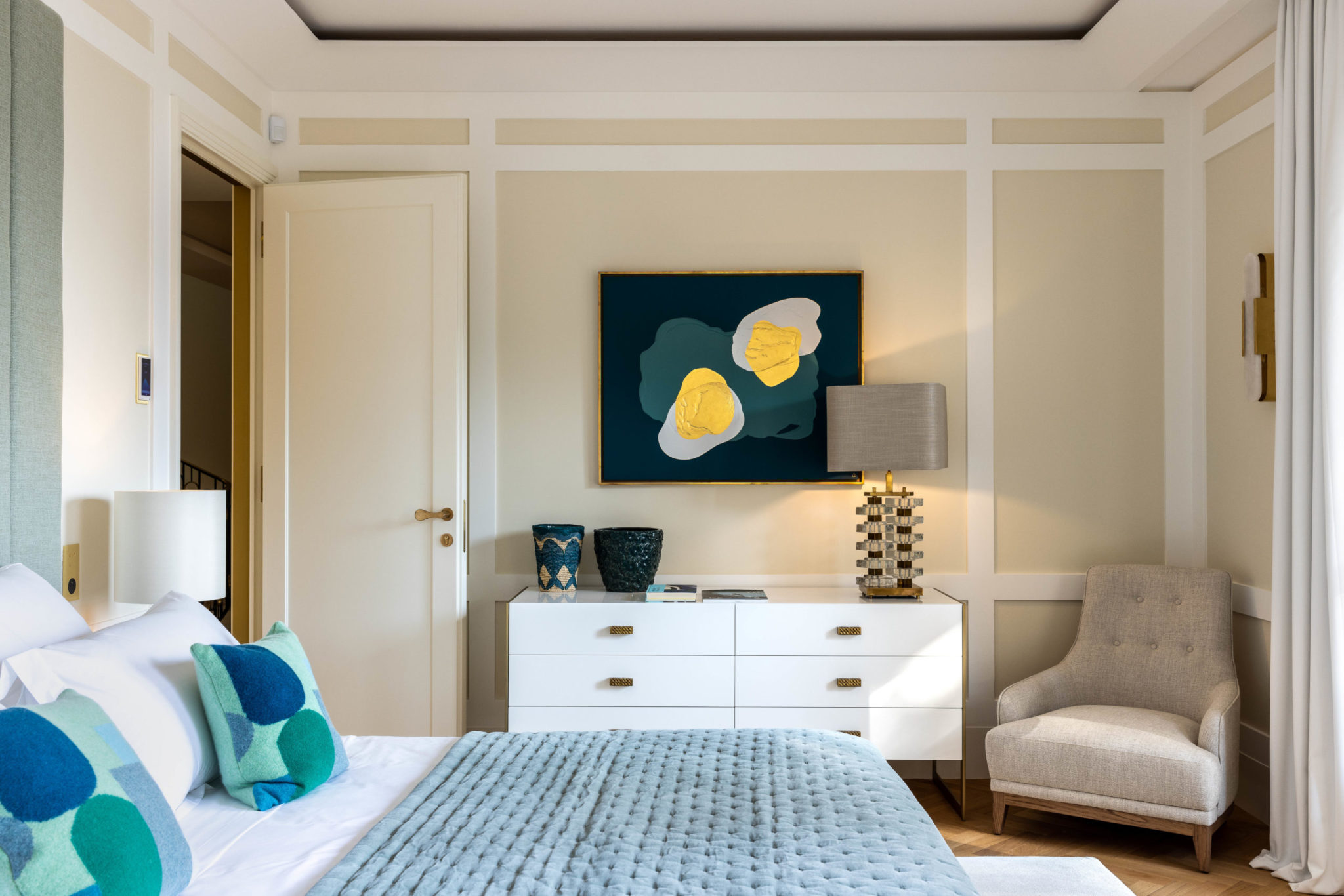 Peinture sur toile de Candice Lartigue dans une des chambres de l'Eclaircie 