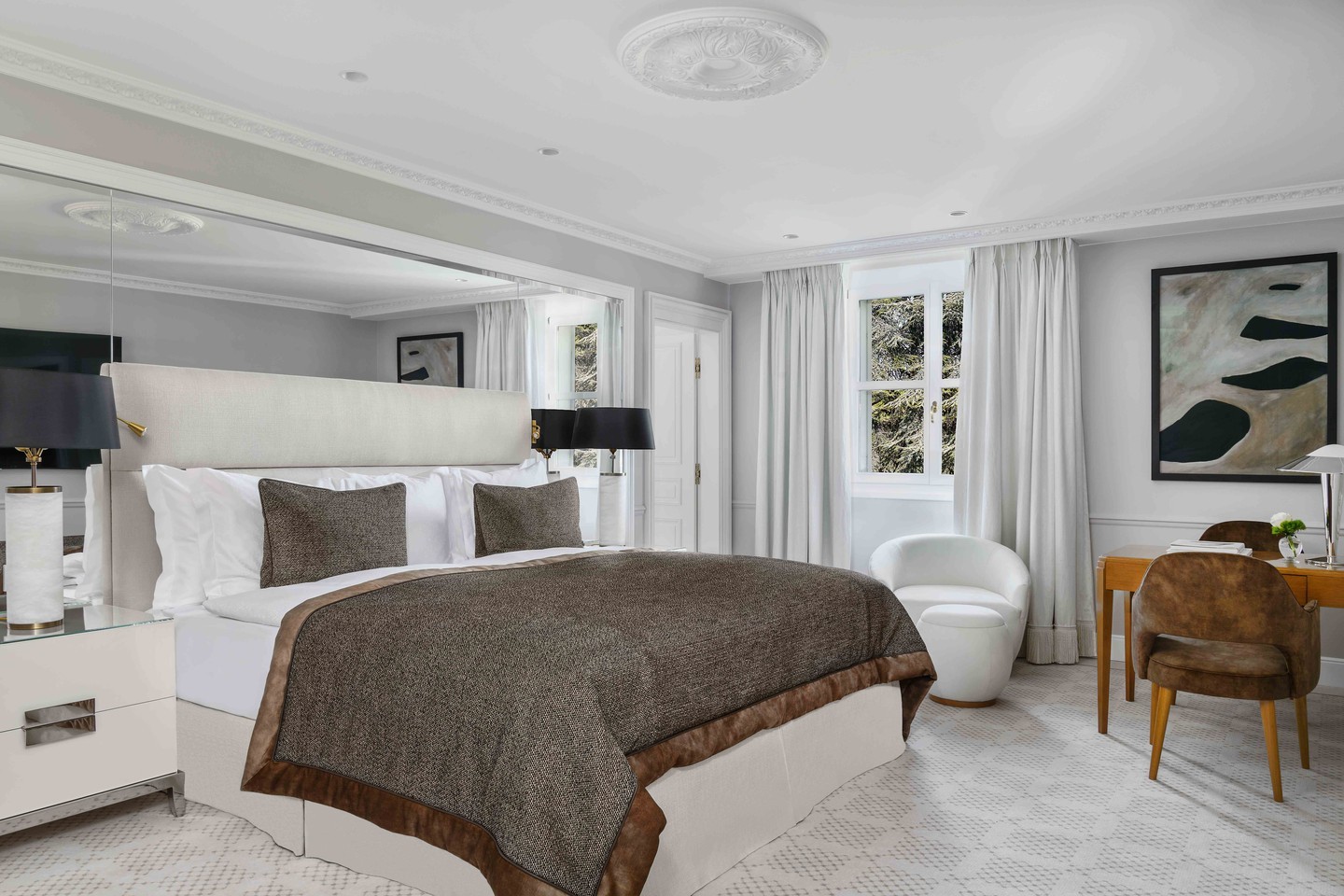 Peinture d'Emmanuelle Aussedat dans une des suites de l'hotel Beau Rivage 