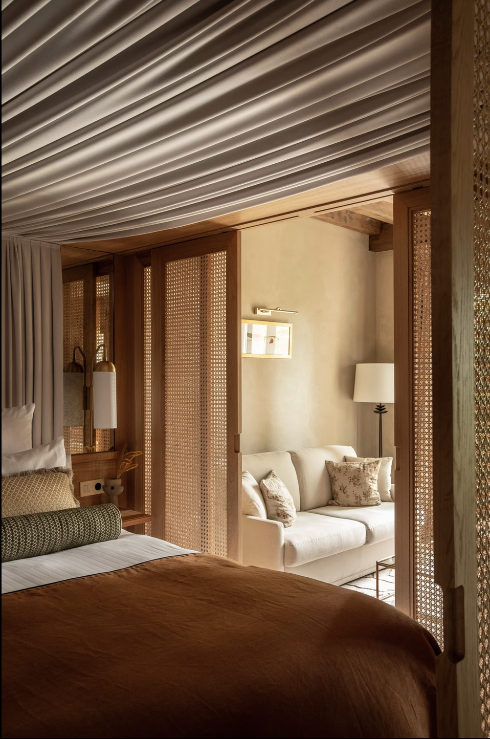 oeuvre d'Anne Mandorla dans l'une des chambres du relai bernard loiseau 